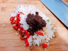 加入郫县豆瓣酱一起剁得更细碎