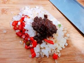 加入郫县豆瓣酱一起剁得更细碎