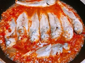 倒入煎好的小黄鱼焖煮5分钟入味，把入味的小黄鱼捞出摆在盘子里

