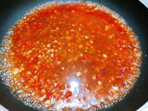 倒入清水煮开，加入白糖，蚝油调味，本身泡菜已经有咸味所以不用放盐