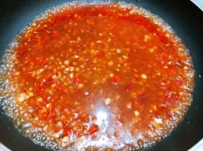 倒入清水煮开，加入白糖，蚝油调味，本身泡菜已经有咸味所以不用放盐