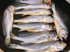 平底锅里加入植物油，油热后放入小黄油两面煎至定型后捞出