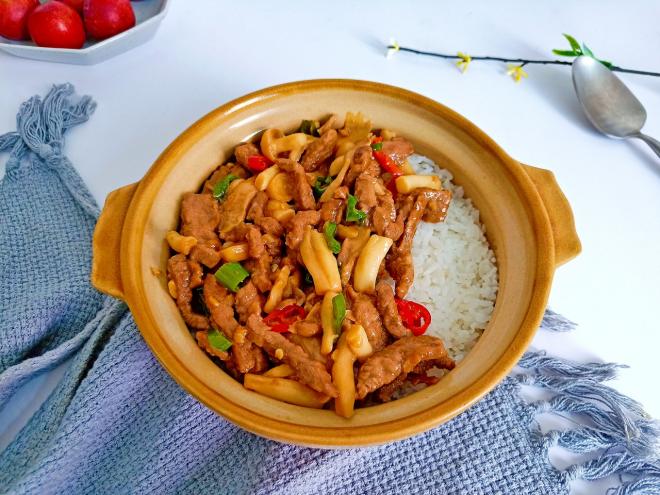 牛肉菌菇盖浇饭