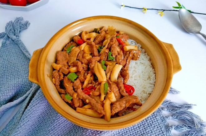 牛肉菌菇盖浇饭