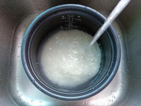 大米加入清水淘洗几遍。