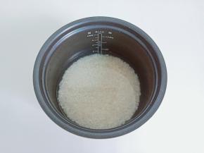 加入清水【大约水比米高一指节的位置】