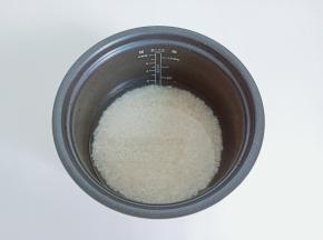 加入清水【大约水比米高一指节的位置】