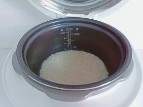 把装有大米的内胆放入电饭煲。