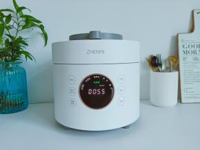 开启电饭煲，选择精华饭开始煮饭。