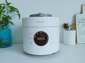 开启电饭煲，选择精华饭开始煮饭。