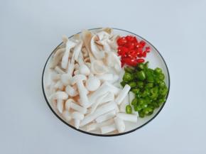把秀珍菇，鸡腿菇，青红辣椒切成小段。