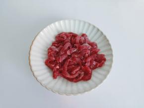 牛肉横着切成细丝【牛肉如果有筋膜的话，一定要剔除掉。】