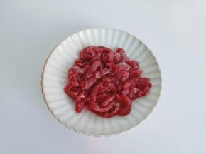 牛肉横着切成细丝【牛肉如果有筋膜的话，一定要剔除掉。】