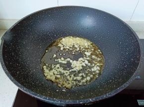 热锅凉油下蒜泥爆香。