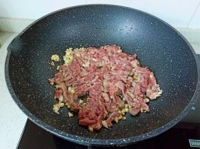 加入牛肉丝大火翻炒。