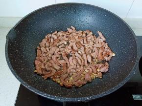 翻炒至牛肉丝变色。