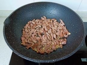 翻炒至牛肉丝变色。