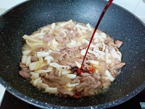 加入生抽一勺。