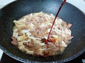 加入生抽一勺。