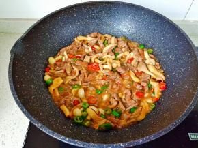 将青红辣椒翻炒至断生即可。