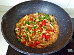 最后放入青红辣椒。