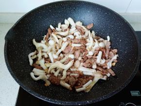 加入秀珍菇与鸡腿裤菇翻炒。