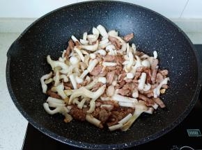 加入秀珍菇与鸡腿裤菇翻炒。