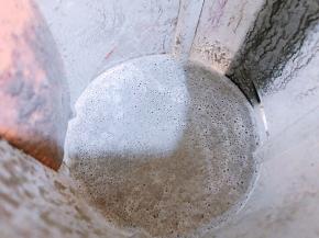 过筛后的芝麻渣加入剩下的500克清水再次搅打2分钟后过筛