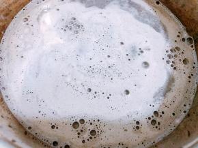 芝麻浆装入保鲜盒里密封冷藏保存，吃得时候按需取用（每次取用都要完全搅拌均匀后再取）