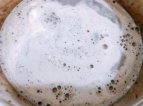 芝麻浆装入保鲜盒里密封冷藏保存，吃得时候按需取用（每次取用都要完全搅拌均匀后再取）