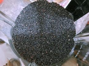 我选用的熟黑芝麻放入破壁料理机里，如果是生的芝麻要淘洗干净后炒香再用