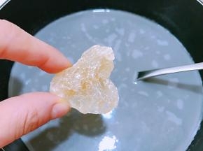 取芝麻浆放入奶锅里加入冰糖，煮至浓稠沸腾即可