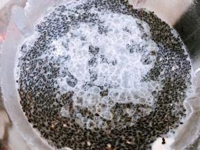 先加入清水1000克搅拌均匀