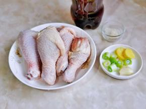 准备食材，鸡腿冷水泡30分钟。