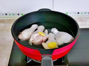 鸡腿冷水下锅焯水，烧开煮2分钟。