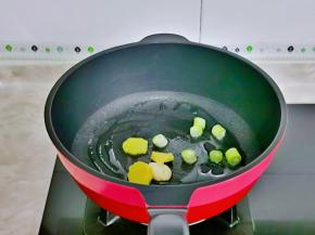 起油锅，加入姜葱煸炒。