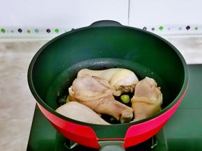 加入焯水的鸡腿小火煎。