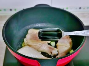 加入红烧酱油。