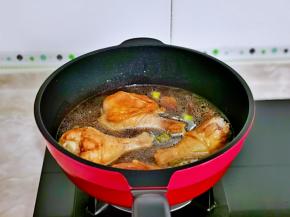 加入适量纯净水烧开，炖约20分钟。