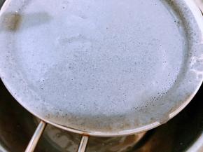 搅打好的芝麻浆过筛