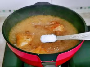 按个人口味加入盐，开盖炖5分钟。