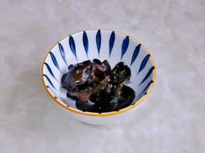 黑木耳提前冷水泡发。