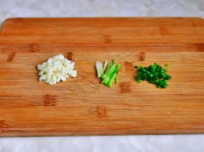 小葱去皮洗干净葱白切段，葱叶切葱花，大蒜去皮切碎。