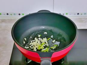 起油锅，加入葱白与蒜末煸炒出香味，