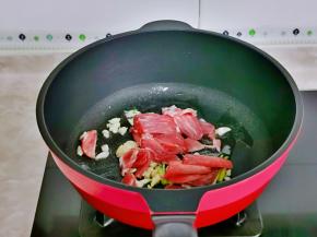 加入肉片，十三香煸炒。