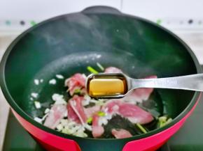 加入料酒去腥。