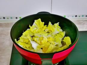 再加入切好的白菜。