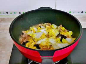 加入半碗纯净水烧熟关火即可。