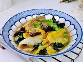 秋天适当多吃一些白菜木耳。