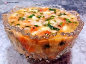 营养丰富的西红柿芹菜叶香菇猪肉疙瘩汤装入容器中就大功告成了